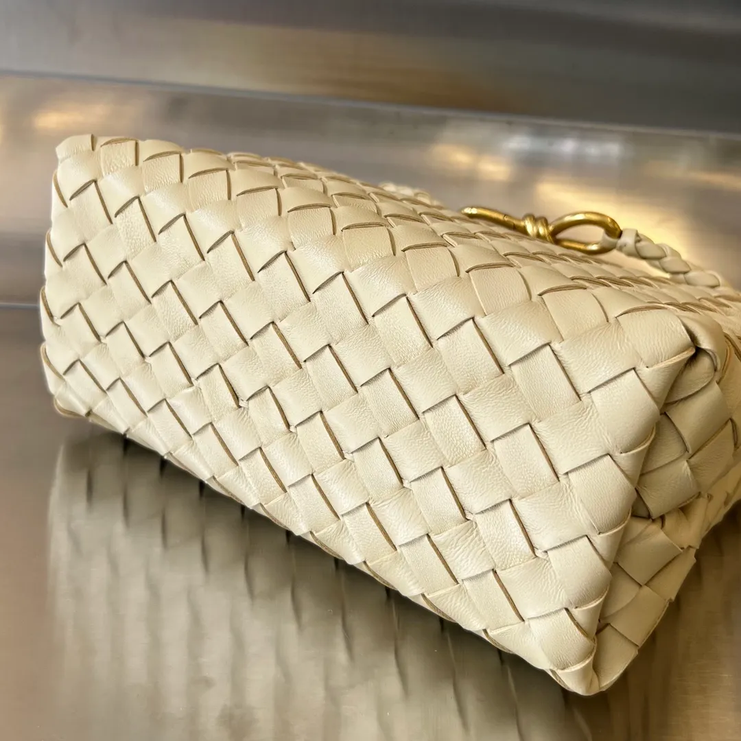 Batch 1860 #Bottega Veneta 2023 spring and summer new Andiamo handbags. Many stars have the same style 🎈 743568. Classic full-body leather weaving with golden knot buckle. Stable enough yet chic enough [satisfied] The whole body is made of Nappa sheep leather. Comfortable, soft and dynamic. The sliding metal knot buckle can adjust the shoulder strap, single shoulder/handbag/crossbody. Multiple carrying methods. Large capacity of the bag. Suitable for commuting/daily use/traveling. This bag is divided into small/medium/large sizes. There is always one that suits you. Then take me with you🎀🎀 Size: 25x22x10.5 p2640